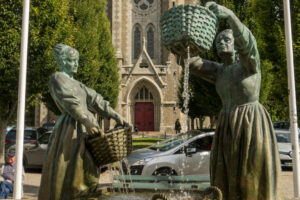Famous bronze sculpture depicting two Breton women washing oysters stands in Cancale Cancale: Bonze sculpture depicting two Breton women washing oysters stands